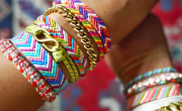Wie man Kugeln aus Fäden webt. Muster von Armbändern für Anfänger aus Zahnseide, Video-Tutorials