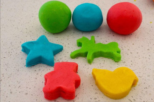 Wie man zu Hause Plastilin aus Mehl, Wasser und Salz, Teig, Stärke und Haarspülung herstellt