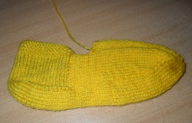 So stricken Sie Socken mit zwei Stricknadeln für Anfänger. Meisterklasse Stricken auf einfache Weise