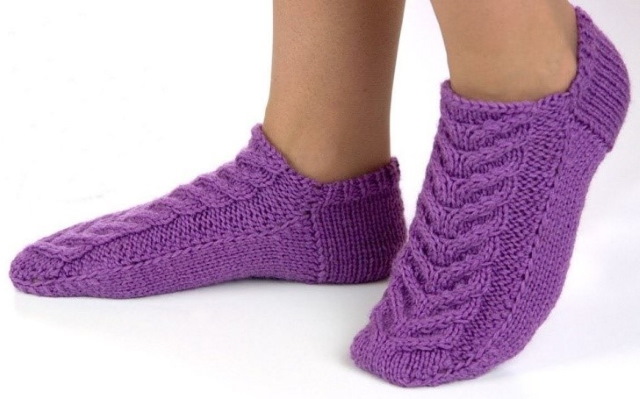 So stricken Sie Socken mit zwei Stricknadeln für Anfänger. Meisterklasse Stricken auf einfache Weise