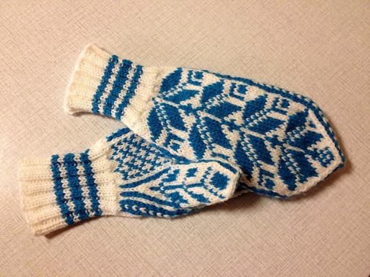 So stricken Sie Fäustlinge mit Stricknadeln. Schemata und Schritt-für-Schritt-Beschreibung für Anfänger