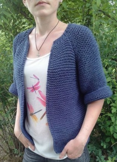 Strickjacke im Krausstich mit Stricknadeln. Schemata und Schritt-für-Schritt-Beschreibung für Anfänger