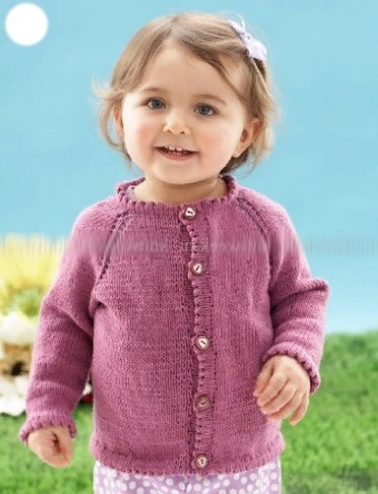 Gestrickte Bluse für ein Mädchen mit Stricknadeln. Diagramm und Beschreibung zum Stricken eines Raglans von oben