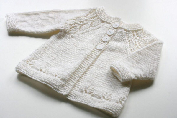 Gestrickte Bluse für ein Mädchen mit Stricknadeln. Diagramm und Beschreibung zum Stricken eines Raglans von oben
