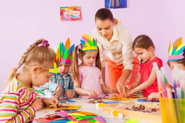 Einfaches Basteln mit Papier und Karton für Kinder. Interessantes Origami mit eigenen Händen Schritt für Schritt mit Fotos