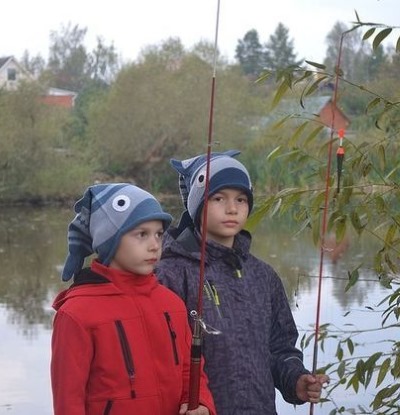 Strickmützen für Jungen im Alter von 3–4, 5–6 und 7–10 Jahren, Winter. Schemata mit Beschreibung, Modelle