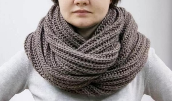 So stricken Sie mit Stricknadeln einen Snood-Schal für ein Mädchen oder einen Jungen. Schema und Beschreibung für Anfänger