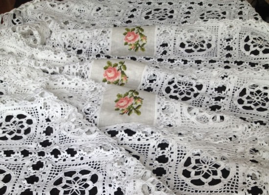 Gehäkelte Tischdecke für einen rechteckigen Tisch. Strickanleitungen mit Fotos und Beschreibungen für Anfänger