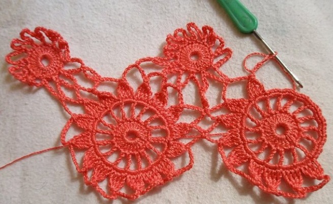 Gehäkelte Tischdecke für einen rechteckigen Tisch. Strickanleitungen mit Fotos und Beschreibungen für Anfänger