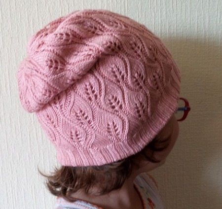Gestrickte Babymützen mit Stricknadeln für Neugeborene. Muster und Beschreibungen, Strickanleitungen