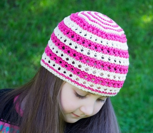 Gestrickte Babymützen mit Stricknadeln für Neugeborene. Muster und Beschreibungen, Strickanleitungen