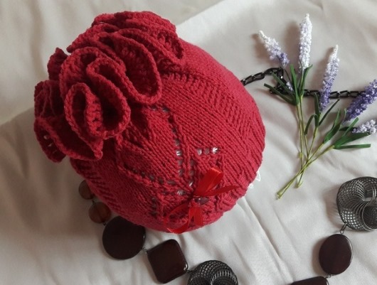 Gestrickte Babymützen mit Stricknadeln für Neugeborene. Muster und Beschreibungen, Strickanleitungen