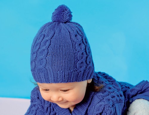 Gestrickte Babymützen mit Stricknadeln für Neugeborene. Muster und Beschreibungen, Strickanleitungen