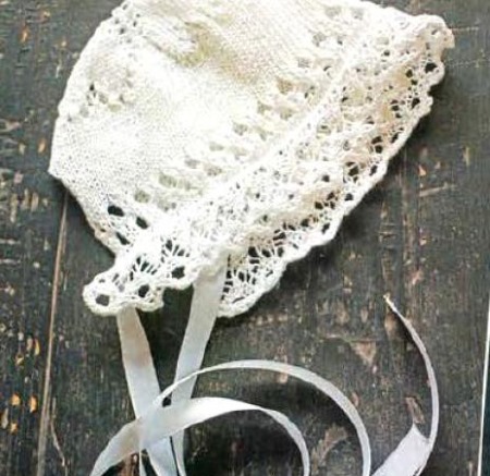 Gestrickte Babymützen mit Stricknadeln für Neugeborene. Muster und Beschreibungen, Strickanleitungen