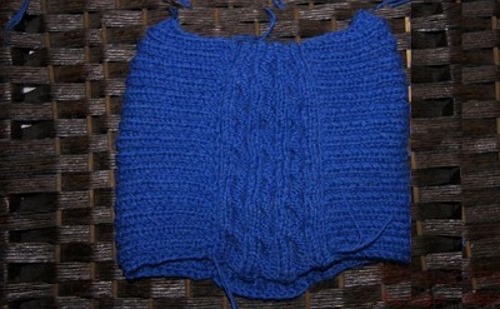 Gestrickte Babymützen mit Stricknadeln für Neugeborene. Muster und Beschreibungen, Strickanleitungen