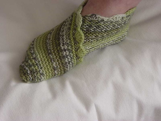 Gestrickte Hausschuhe mit Stricknadeln mit Diagrammen und Beschreibungen. MK von Olga Kolesnikova, Kozhevnikova