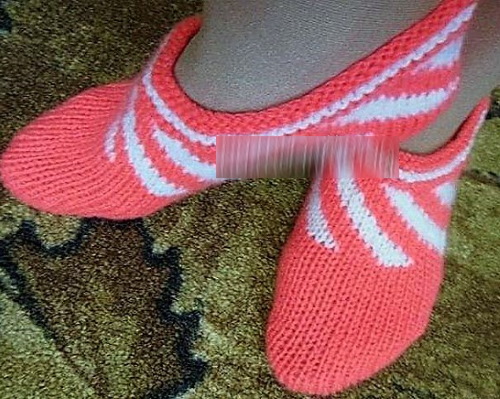 Gestrickte Hausschuhe mit Stricknadeln mit Diagrammen und Beschreibungen. MK von Olga Kolesnikova, Kozhevnikova
