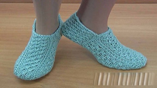 Gestrickte Hausschuhe mit Stricknadeln mit Diagrammen und Beschreibungen. MK von Olga Kolesnikova, Kozhevnikova