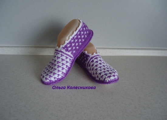 Gestrickte Hausschuhe mit Stricknadeln mit Diagrammen und Beschreibungen. MK von Olga Kolesnikova, Kozhevnikova