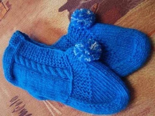Gestrickte Hausschuhe mit Stricknadeln mit Diagrammen und Beschreibungen. MK von Olga Kolesnikova, Kozhevnikova