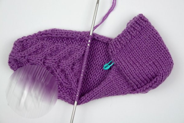 So stricken Sie Socken mit zwei Stricknadeln für Anfänger. Meisterklasse Stricken auf einfache Weise