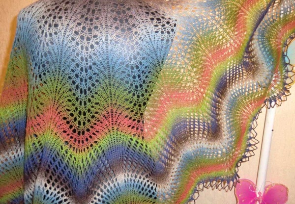 Schal mit Stricknadeln. Schema und Beschreibung, ungewöhnliche Modelle: Holden, gefrorene Blätter, tanzende Schmetterlinge