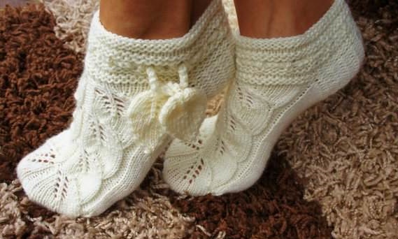 So stricken Sie Socken mit zwei Stricknadeln für Anfänger. Meisterklasse Stricken auf einfache Weise