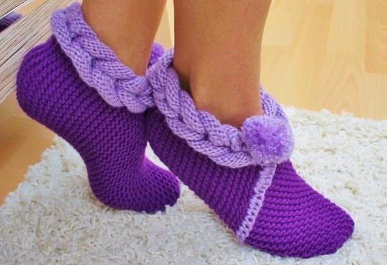 So stricken Sie Socken mit zwei Stricknadeln für Anfänger. Meisterklasse Stricken auf einfache Weise