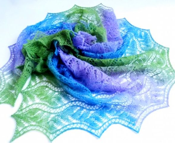 Mit Nadeln gestrickte durchbrochene Schals. Schemata und Beschreibung für Anfänger