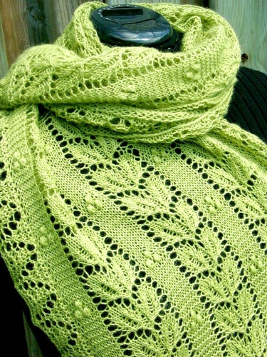 Mit Nadeln gestrickte durchbrochene Schals. Schemata und Beschreibung für Anfänger