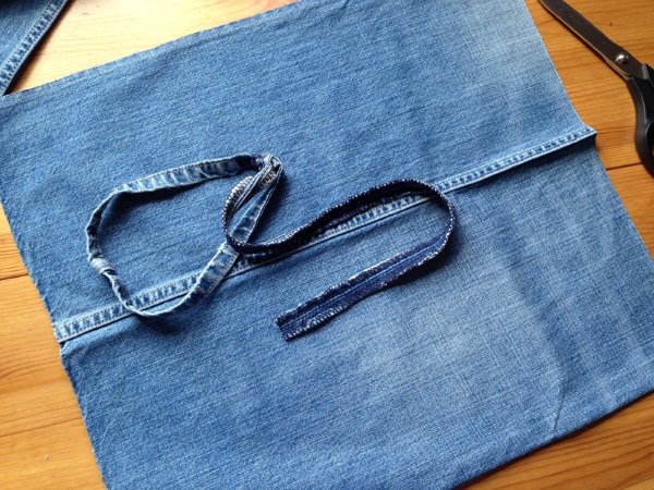 Jeanstaschen aus alten Jeans. Meisterklasse, wie man es selbst macht, Foto