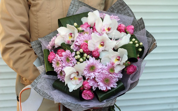 Origineller Blumenstrauß für eine Frau mit eigenen Händen zum Geburtstag, Jubiläum