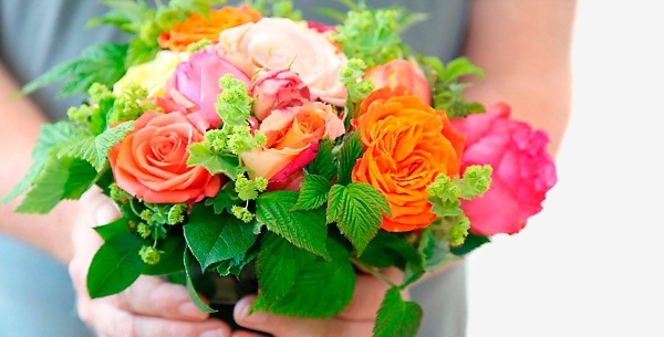 Origineller Blumenstrauß für eine Frau mit eigenen Händen zum Geburtstag, Jubiläum