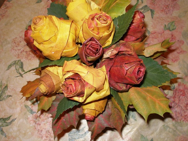 Wie man Rosen aus Ahornblättern Schritt für Schritt mit Fotos für Anfänger macht
