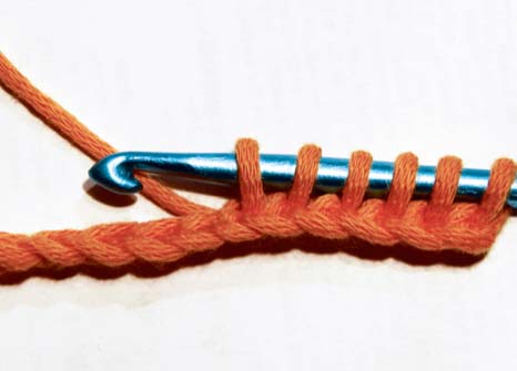Tunesische Häkelarbeit: Decken, Kissen, Tagesdecken. Muster aus Garnresten