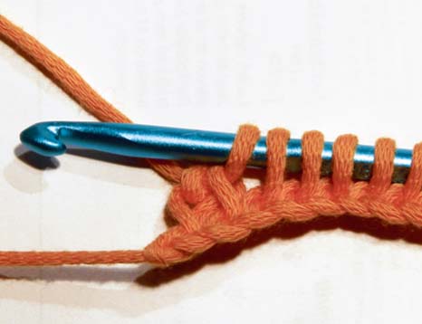 Tunesische Häkelarbeit: Decken, Kissen, Tagesdecken. Muster aus Garnresten