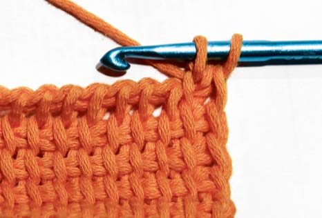 Tunesische Häkelarbeit: Decken, Kissen, Tagesdecken. Muster aus Garnresten