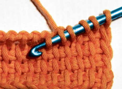 Tunesische Häkelarbeit: Decken, Kissen, Tagesdecken. Muster aus Garnresten