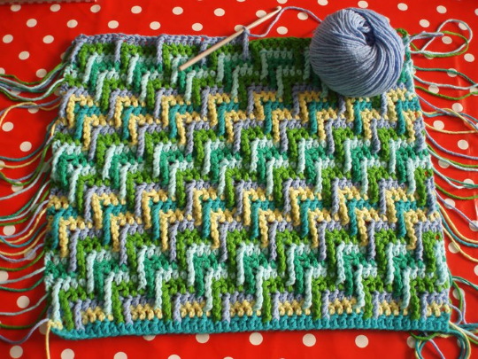Stricken aus Garnresten mit Häkel- und Stricknadeln. Schemata mit Beschreibungen, Fotos von Handwerk