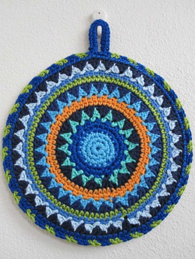Stricken aus Garnresten mit Häkel- und Stricknadeln. Schemata mit Beschreibungen, Fotos von Handwerk