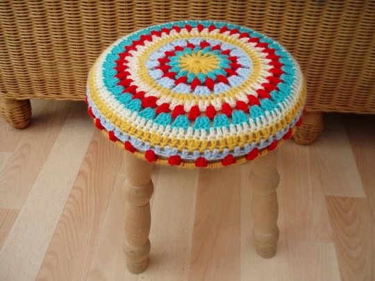 Stricken aus Garnresten mit Häkel- und Stricknadeln. Schemata mit Beschreibungen, Fotos von Handwerk