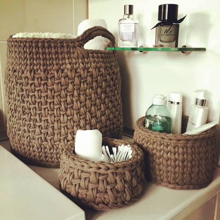 Stricken aus Garnresten mit Häkel- und Stricknadeln. Schemata mit Beschreibungen, Fotos von Handwerk
