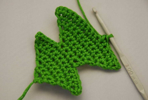 Stricken aus Garnresten mit Häkel- und Stricknadeln. Schemata mit Beschreibungen, Fotos von Handwerk