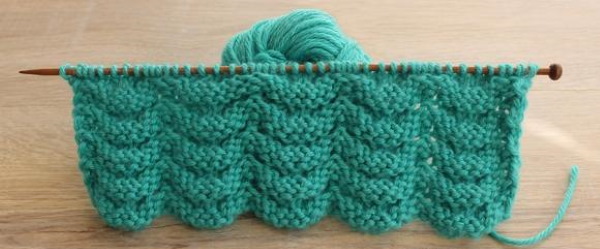 Stricken aus Garnresten mit Häkel- und Stricknadeln. Schemata mit Beschreibungen, Fotos von Handwerk