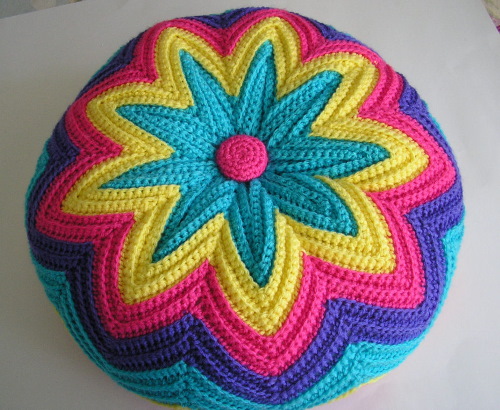 Stricken aus Garnresten mit Häkel- und Stricknadeln. Schemata mit Beschreibungen, Fotos von Handwerk
