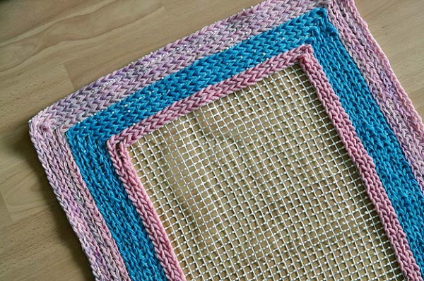 Stricken aus Garnresten mit Häkel- und Stricknadeln. Schemata mit Beschreibungen, Fotos von Handwerk
