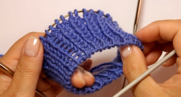 Italienisches elastisches Stricken. Strickanleitung mit Beschreibung für Anfänger. Video