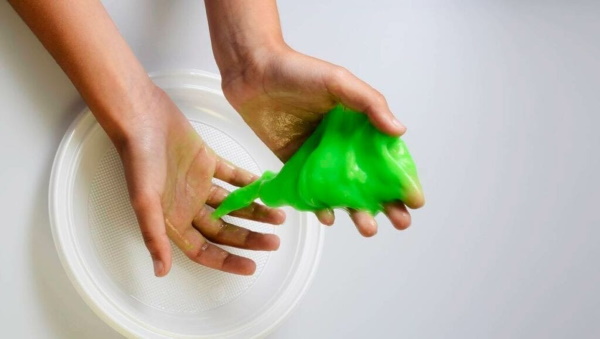So stellen Sie Schleim ohne Natriumtetraborat, PVA-Kleber aus Shampoo und Schaum her. Rezepte mit Fotos