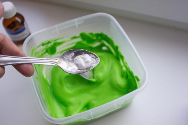 So stellen Sie Schleim ohne Natriumtetraborat, PVA-Kleber aus Shampoo und Schaum her. Rezepte mit Fotos