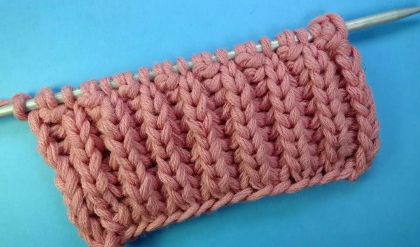 Wie man Gummibänder mit Stricknadeln strickt, damit sie sich nicht auf einem Pullover, Socken oder im Kreis dehnen